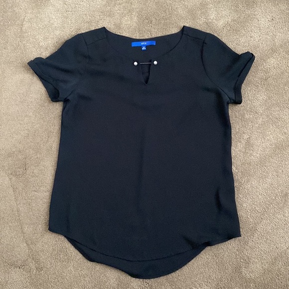 Apt 9 pullover short sleeved blouse with pearl clasp as the neckline - Picture 5 of 8